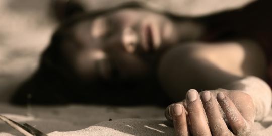 Pacar diracun, lalu dibakar di tempat sampah
