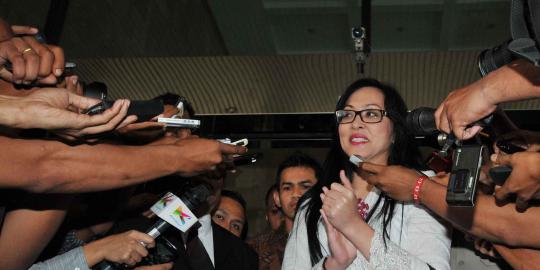 Angie minta gitar dan alat lukis