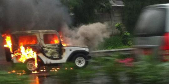 Mobil terbakar di Tol Cibubur bikin macet