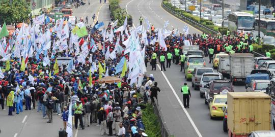 Buruh Tangerang tutup jalan utama