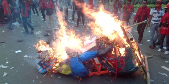 Demonstran bakar 4 boneka pocong di depan Istana