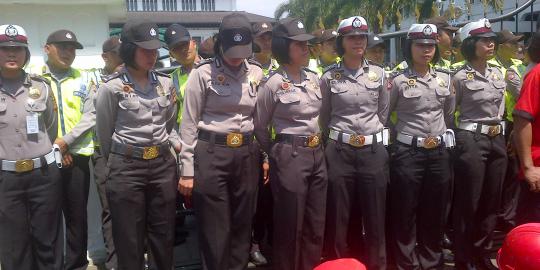 Puluhan polwan cantik Bandung tebar senyum untuk buruh