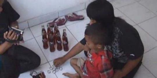 Bocah 4 tahun hobi buka tutup botol pakai gigi