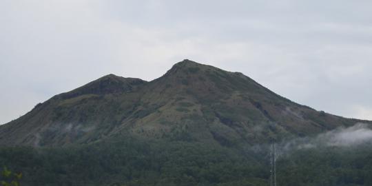 Gunung Marapi Sumbar semburkan abu vulkanik