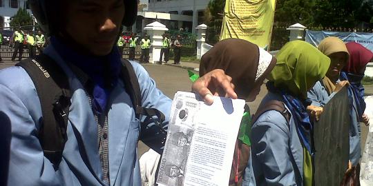 Peringati Hardiknas, mahasiswa UPI bagi-bagi \'uang\'