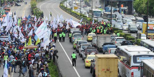 Tuntut UMK Rp 1,52 juta, buruh garmen blokir jalan