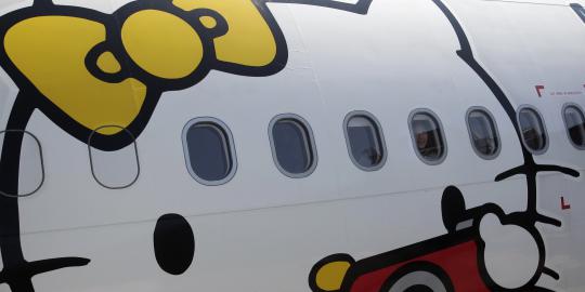 Tokoh kartun Hello Kitty terbang di udara.