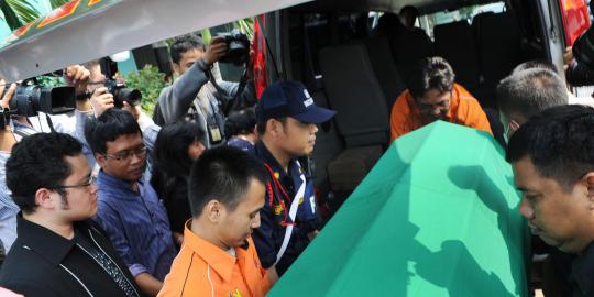 Jenazah Menkes dibawa ke rumah duka