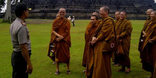 Jelang Waisak, ratusan biksu ritual minta sedekah