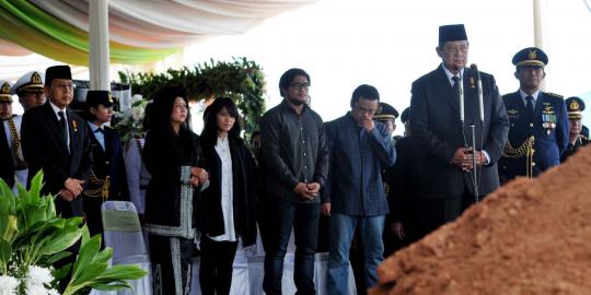 Presiden SBY pimpin upacara pemakaman Menkes 