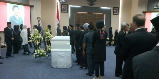 Ribuan pelayat antre menengok jenazah menkes