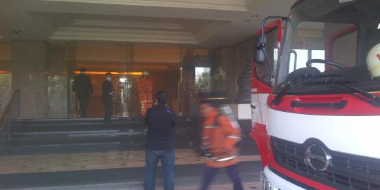 Asap mengepul dari lobi Hotel Aryaduta
