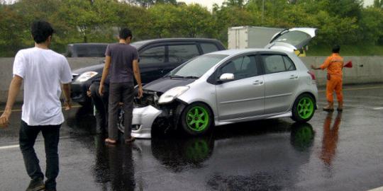 5 Mobil tabrakan beruntun di Tol Wiyoto Wiyono