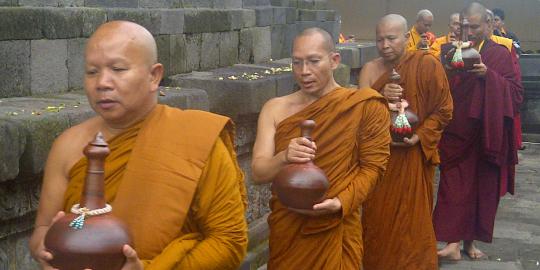 Air suci Waisak disemayamkan di Candi Mendut