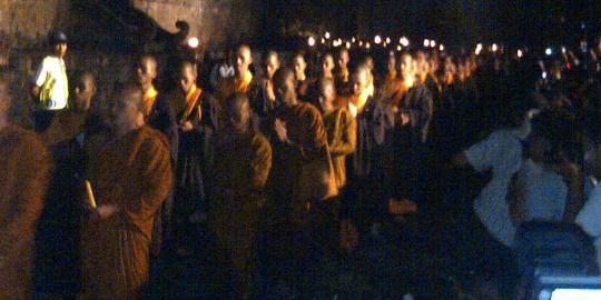 Umat Buddha dan Bhiksu ritual Pradaksina di Borobudur