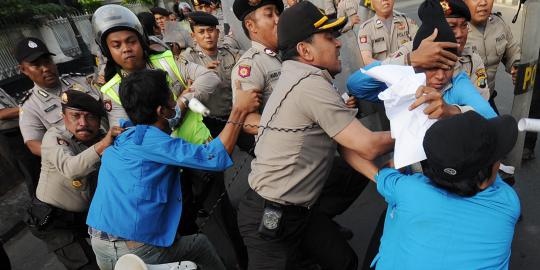 Mahasiswa UKI & YAI tawuran, Jalan Diponegoro macet