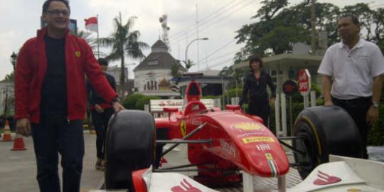 Mobil F1 Ferrari diarak keliling Medan