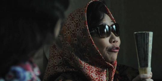 Nunun di pengadilan, dari ngepel sampai tertawa sendiri