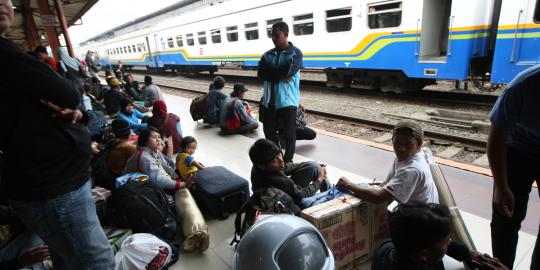 Kereta hajar 2 mobil di Pasar Minggu, 1 wanita tewas