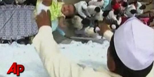 Okali, tradisi lempar bayi di India