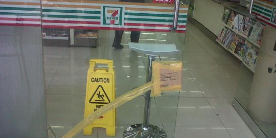 Lima pria bertato hancurkan 7-Eleven Salemba