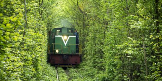 Menjelajahi terowongan cinta di Ukraina