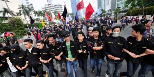 Ribuan mahasiswa Trisakti berdemo di Bundaran HI