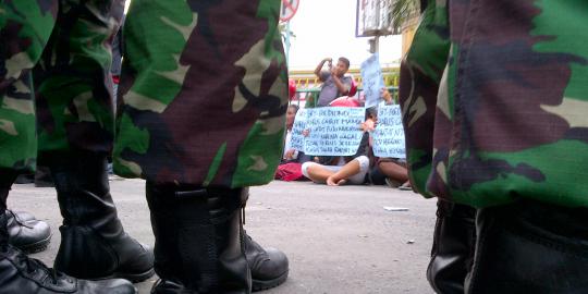 Anggota TNI AD dikeroyok, mobilnya dirusak