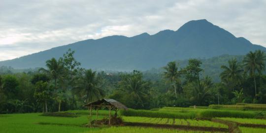 Gunung Salak dan mitos keheningan