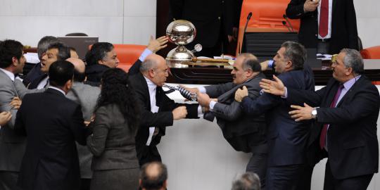 Adu jotos anggota parlemen