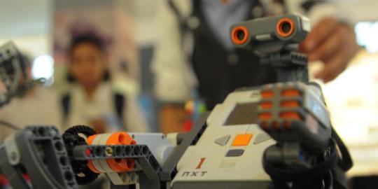 Robot main sepak bola di ITB Jatinangor