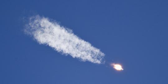 Tiga astronot menuju ruang angkasa