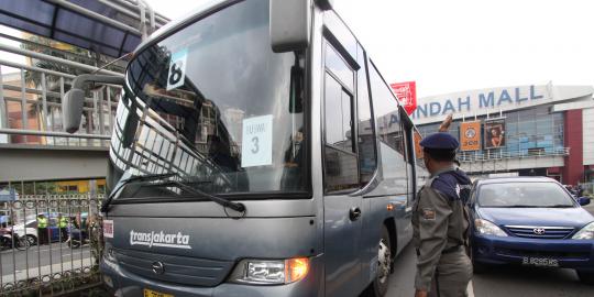 Bus TransJakarta tabrak MegaPro, satu tewas
