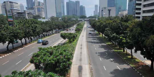 Sebagian karyawan di Jakarta masih masuk kerja