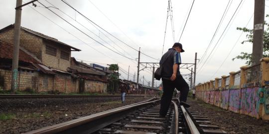 Terobos perlintasan, Innova ringsek dihantam KA