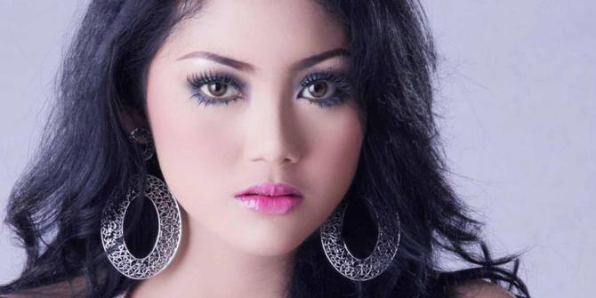 Pedangdut seksi Mela Barbie senang jadi tontonan  merdeka.com