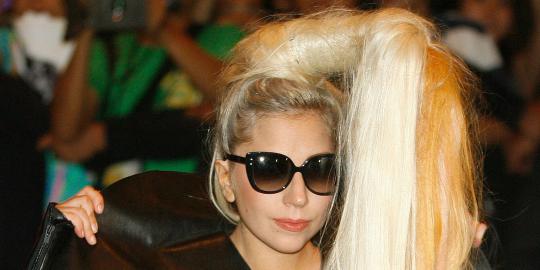 Lady gaga jadi ratu, prajurit dan simbol seks di manila