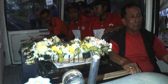 Tiba di Bandara Juanda, jenazah Aditya disambut keluarga