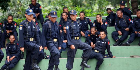 Ibu-ibu dan Satpol PP ricuh di depan Balaikota Depok