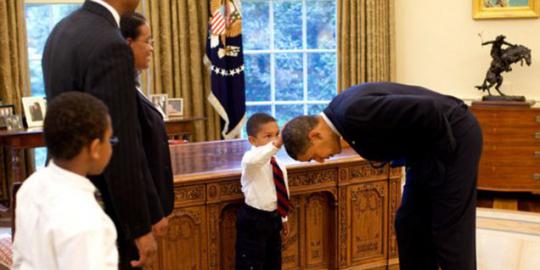 Penasaran, bocah lima tahun pegang kepala Obama