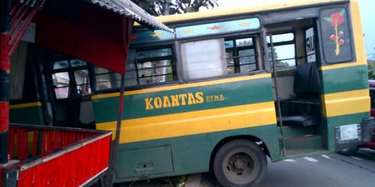 Minibus masuk jurang karena rem blong