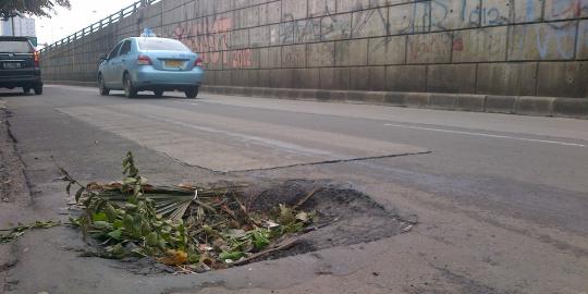 Jalan rusak di Gatsu makan korban, 3 pemotor kecelakaan