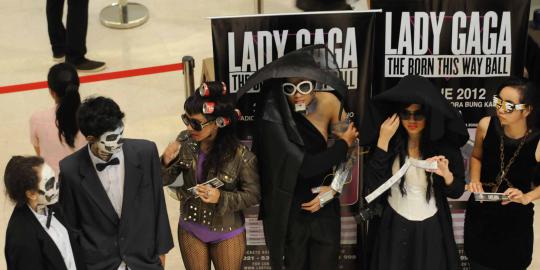 Berapa kerugian promotor konser Lady Gaga?