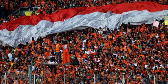 Seorang suporter ABG juga babak belur di GBK