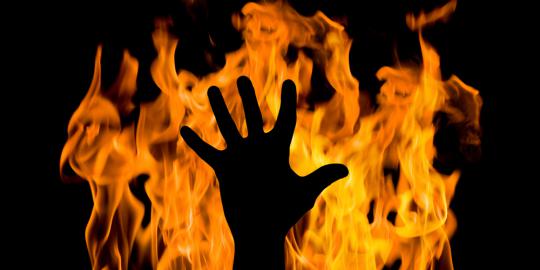 Seorang wanita bakar diri di depan rumahnya  