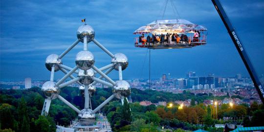 Dinner in the Sky: Sensasi makan di atas udara