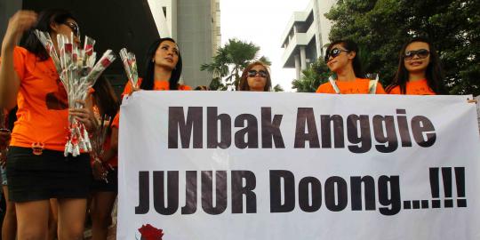 Sekjen DPR diperiksa untuk Angie