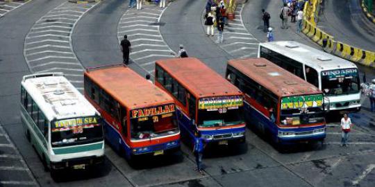 Tabrak pembatas jalan, Kopaja meluncur ke Tol 
