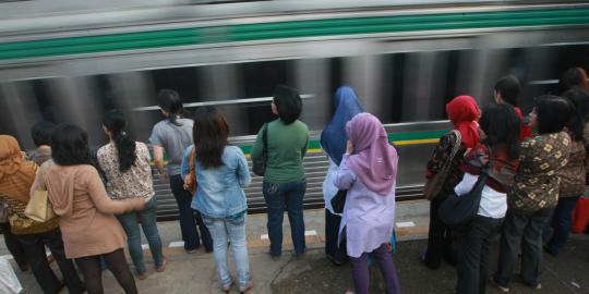 Pelajar bersenjata tajam tawuran di atas KRL Depok-Bogor