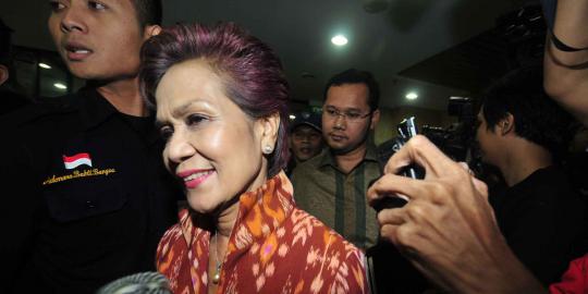 Senyum Miranda Goeltom di KPK
